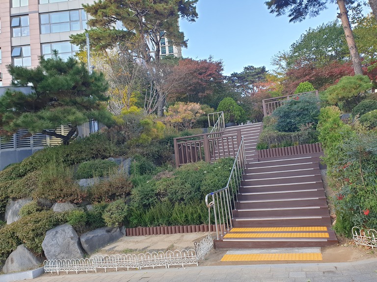 데크+휀스+경계목+식재 공사 → 남산입구