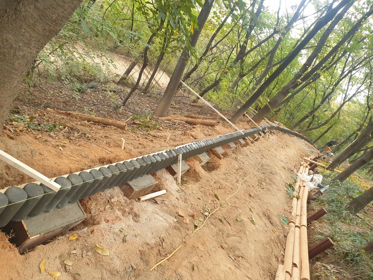 경계목 설치 공사 중 사진 